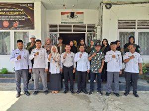 Foto Bersama Mahasiswa KSM, DPL dan Unsur Pimpinan KPUD Kota Baubau dalam Acara Penarikan KSM