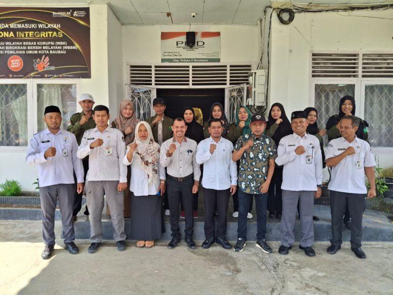 Foto Bersama Mahasiswa KSM, DPL dan Unsur Pimpinan KPUD Kota Baubau dalam Acara Penarikan KSM