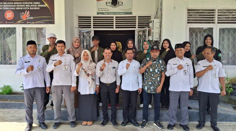 Foto Bersama Mahasiswa KSM, DPL dan Unsur Pimpinan KPUD Kota Baubau dalam Acara Penarikan KSM