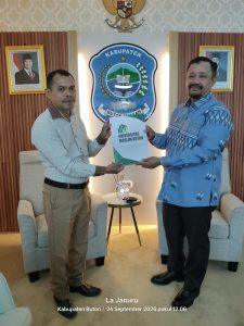 Foto Serah Terima Policy Brief Antara Prodi APD Umu Buton ke Bupati Buton Tengah