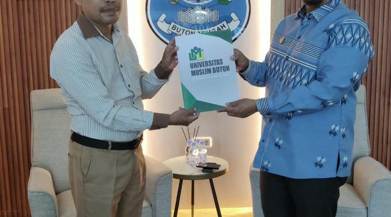 Foto Serah Terima Policy Brief Antara Prodi APD Umu Buton ke Bupati Buton Tengah